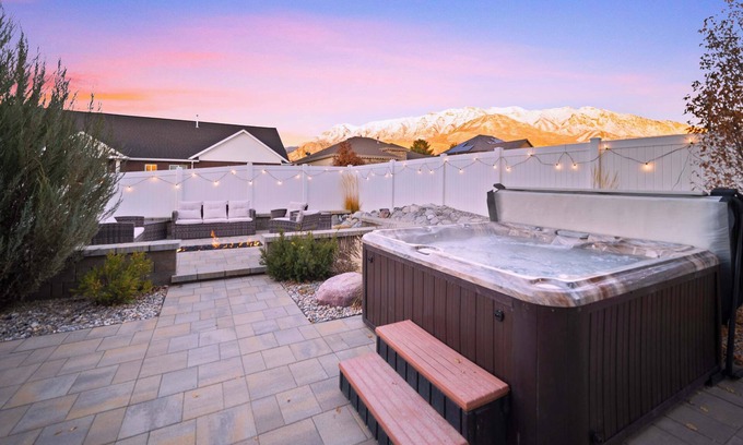 Orem House | #1 Summer Retreat/Custom Sauna/Theatre/Lux MTN Spa