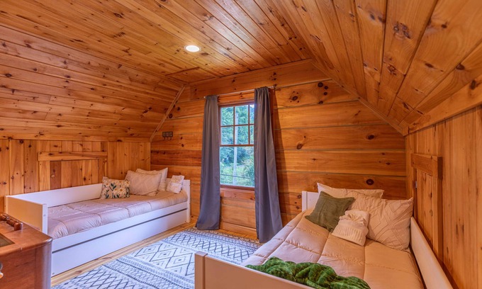 Vilas House | 1 Treetops Retreat - 10 minutes to downtown Boone, pet friendly!