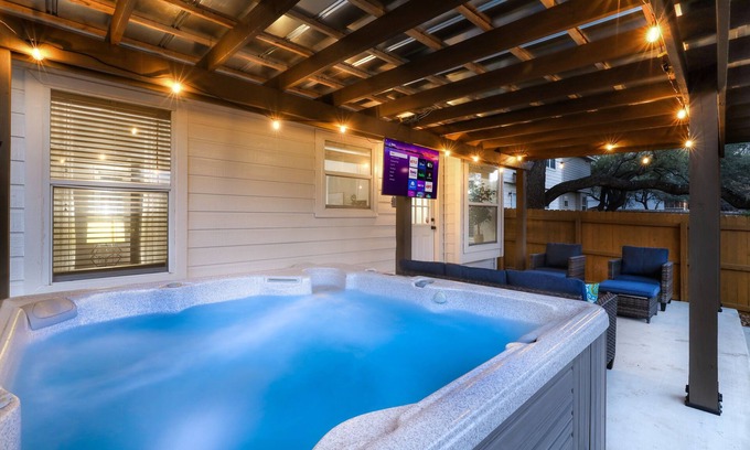 West San Antonio House | 10 mi Lackland AFB BMT Hot Tub~ Game Room ~ Bocce Ball ~ Horseshoes