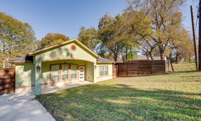 Dallas House | 10 Mi to Dtwn Dallas Home Near Lakes and Parks!