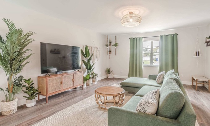 Vero Beach South House | 10 Mins to Beach - 2BR Private Pool + Grill