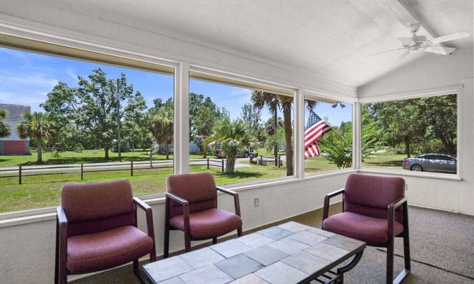 Saint Helena Island Cottage | 10 Minute drive to the Beach. Pets allowed