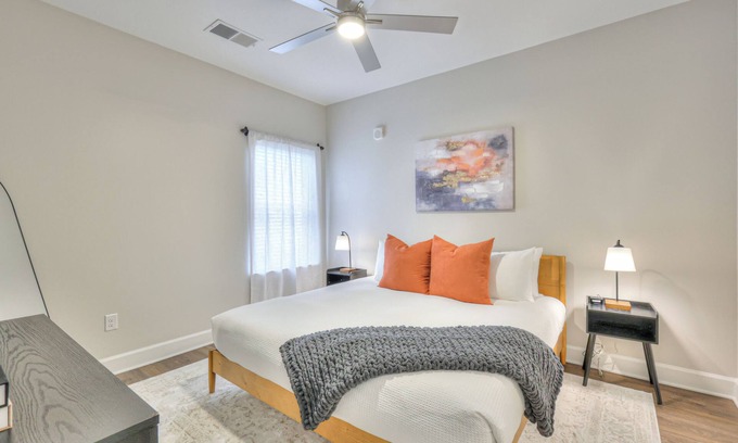 Eighth Avenue Apartment | 10 Minute or less away from Broadway, The Ryman, and the Country Music Hall of Fame| Stylish 1 bedroom |Infinity pool | Game room | Music Studio | Fire Pit.