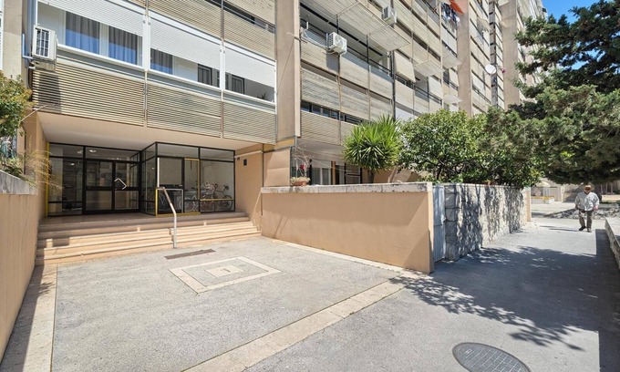 Znjan Apartment | 10 minute walk to beautiful Žnjan beaches! Old town of Split 3 buss statins away