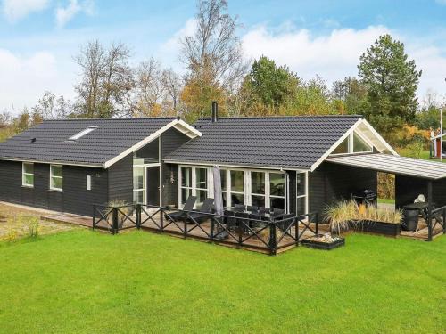 Bratten Strand House | 10 person holiday home in Jerup