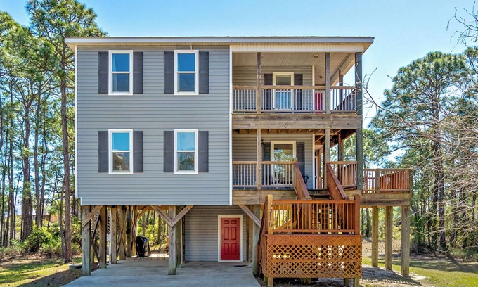 Dauphin Island House | 100+ 5-STAR Reviews: Family Home 5 Min. Walk to Beach Neighborhood Pool & Tennis