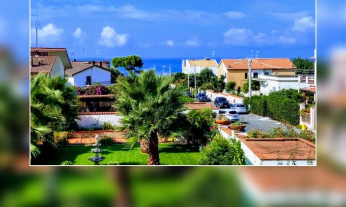 Anzio Villa | 100m>beach, 340m>trainstation to Rome, big garden, BBQ, terrace-view towards sea