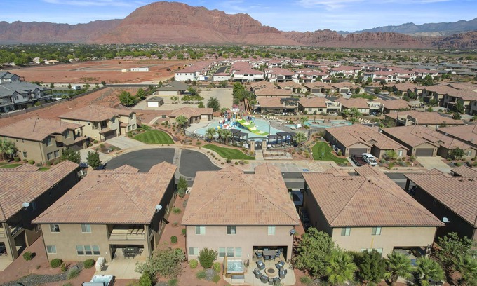 Santa Clara House | 103/104 Retreat | Resort View, Private Hot Tub, Short Walking distance to Resort