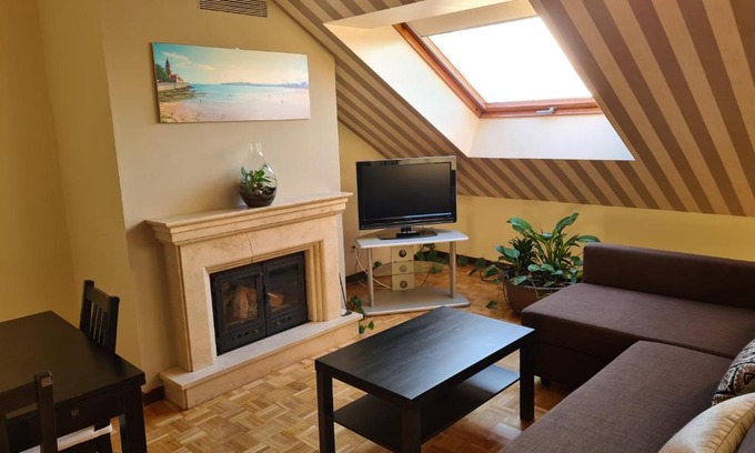 Distrito Oeste Apartment | 106A Ático con garaje y chimenea cerca de la playa