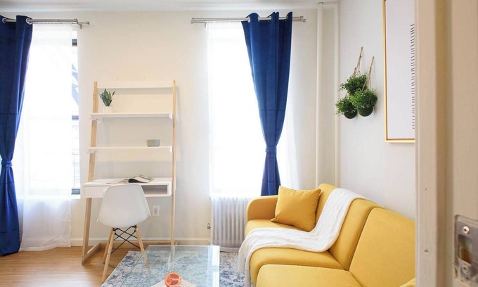 Ukrainian Village Apartment | 11-4 Renovated 1br in East Village