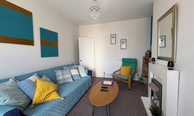 Eastbourne Apartment | 11b Beachside, walk to the beach!