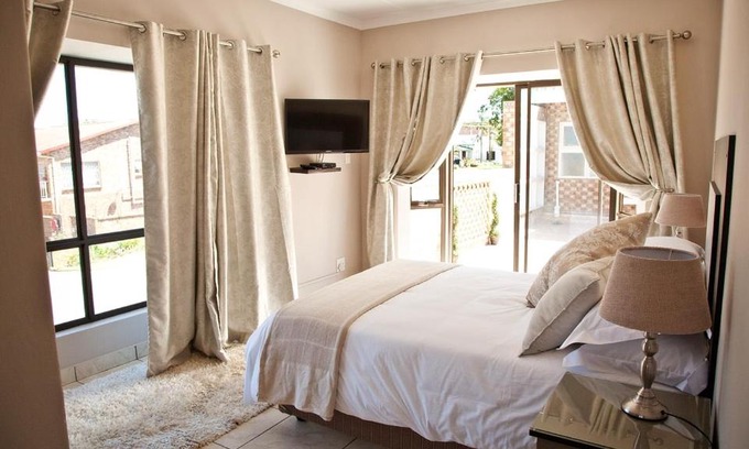 Piet Retief House | 12 On Top Guesthouse