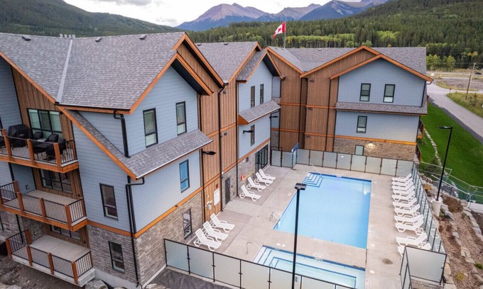 Copperstone Resort Apartment | 1200+ sq2 | 3 Br/2 Ba/7 Beds | Pool/Hot Tub/Firepit | Pool & Ping Pong Table