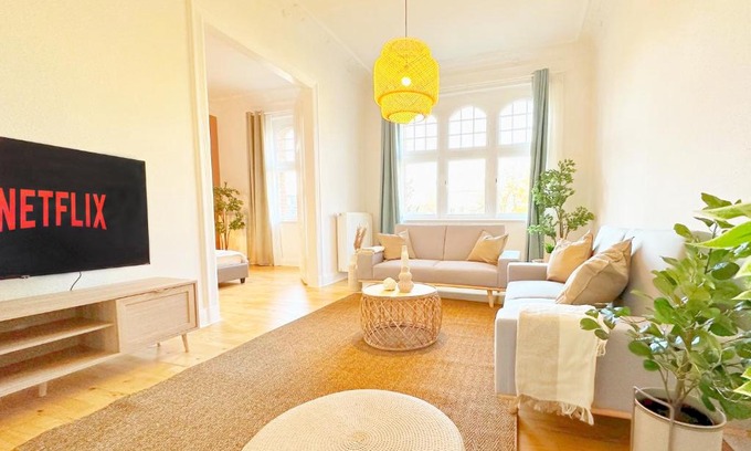 Krefeld Apartment | 120qm Denkmal Apartment in Krefeld mit Stuck und Balkon - BEUYS Apartments - Krefeld