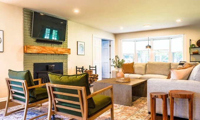Ravenna House | 12p Hot tub, Rock Climb Wall, Pickleball, B-ball