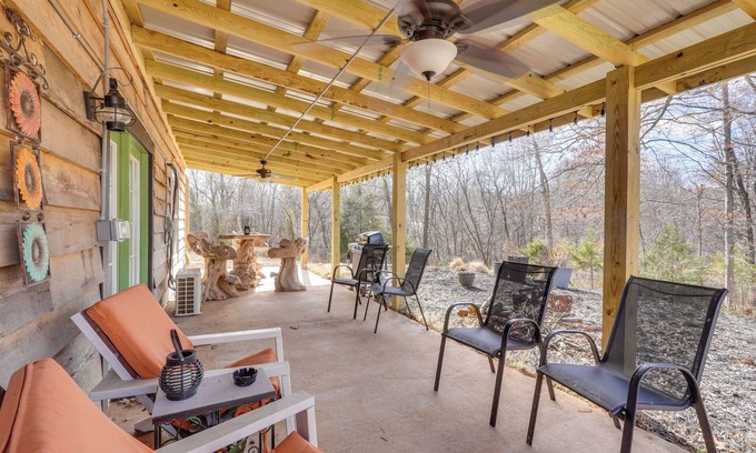 Powell Cabin | 13 Mi to Walmart HQ: Family-Friendly Cabin!