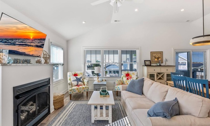 Wildwood Condo | 131 W Spicer Ave, Unit 2