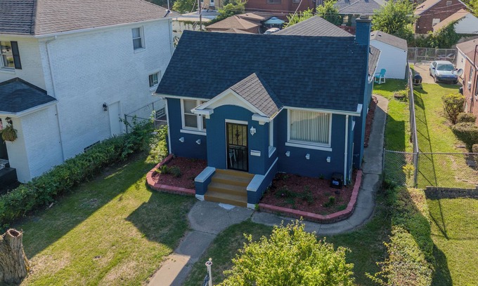 Gary House | 13mins from Beach/jet tubs/projector screen/fire place/game rm/exercise rm/