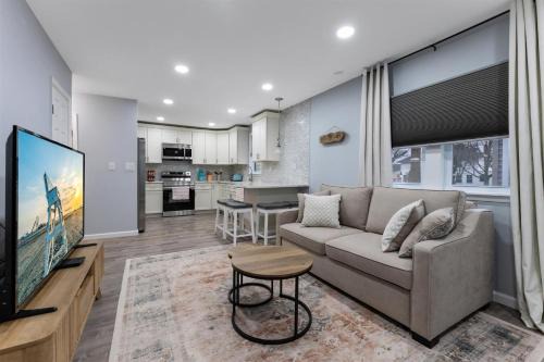 Wildwood Apartment | 140 E Burk Ave, Unit D