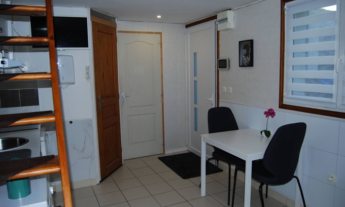 Dammartin-en-Goele House | 15 min from Roissy CDG Airport & 20 min from Parc Astérix, Small house on property