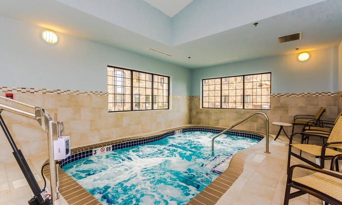 Grand Forks Condo | 15 Min Walk to University of North Dakota. Free Breakfast. Indoor Pool & Hot Tub.