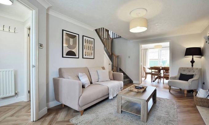 Hereford House | 15 Mins Walk to City Parking for 3 cars Walk to the Pub 6 mins Garden Spacious Home King Bedroom Smart TV