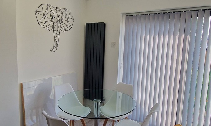 Old Malden House | 15 minutes from famous Wimbledon, an inviting family home nestled away