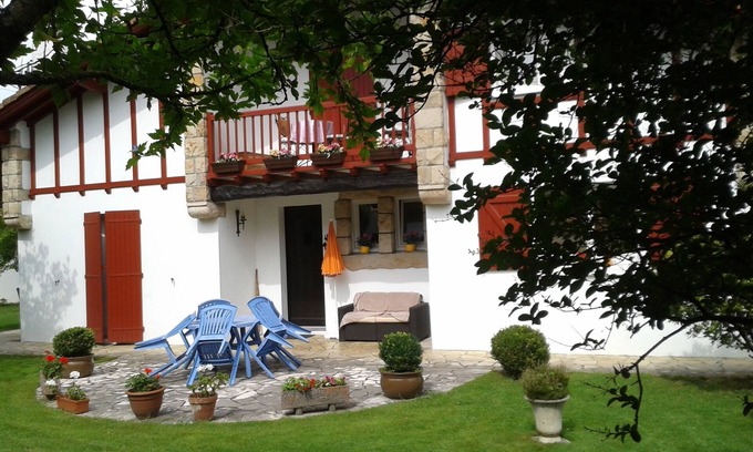 Ciboure Apartment | 15min walk from the beach: Apartment in Basque villa with parking and garden
