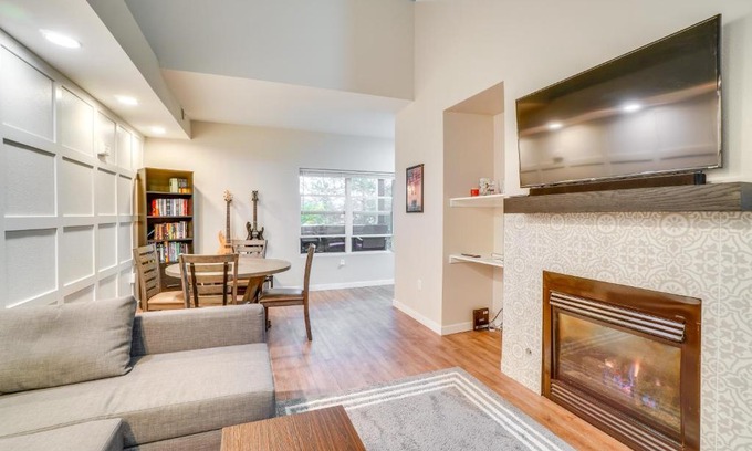 Aurora House | 16 Mi to DIA Townhome with Fireplace in Aurora