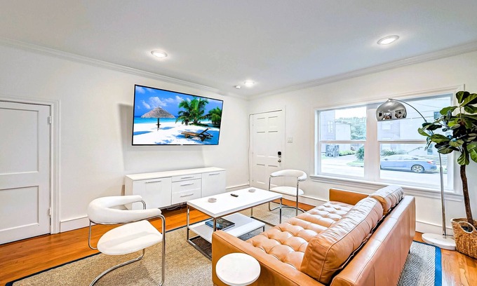 Hyde Park Apartment | 1709 Maryland 2KING/1BA Bottom Apt Duplex Pets Ok!n10 FURNISED APARTMENTS ONSITE