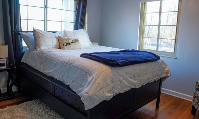 Franklin Park Apartment | 1750. Charming 2BR apartment with Wi-Fi. Quick Drive to Airport and Park Views