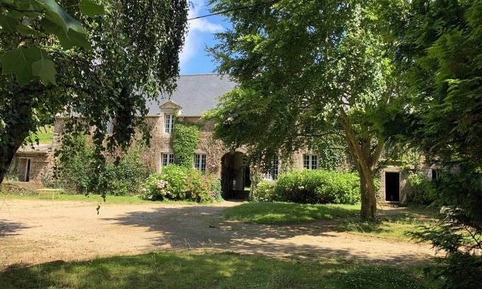 Lannion Apartment | 17th century property between the pink granite coast & Lannion, Studio 34m2