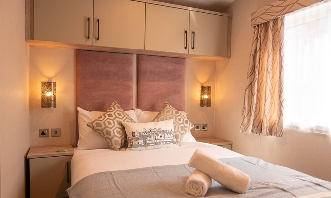 Mullacott Cabin | 18 Ocean Terrace Lodge - 2 Bed-Sleeps 4-TJS18OT