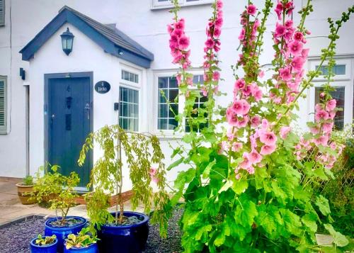 Snitterfield House | 18th Century Cottage with Stunning Farmland Views