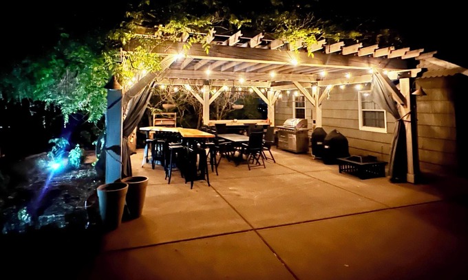 Medford Cottage | 1960's Farmhouse- VIEWS! - Gated-Wineries-Rogue X