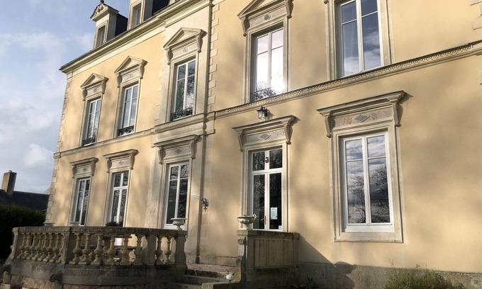 Parennes Bed & Breakfast | 19th Century Chateau with Spacious Rooms, Private Bathrooms, Breakfast & Wifi in 2-Hectare Park