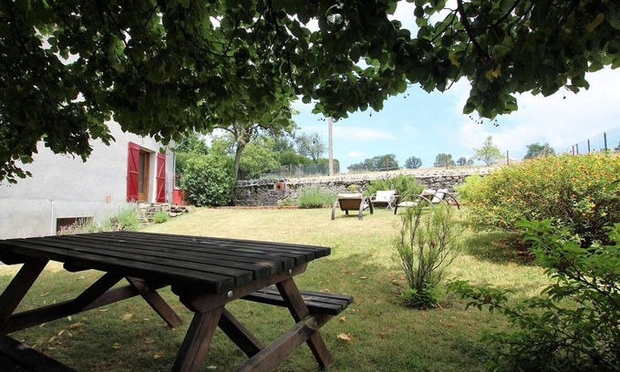 Frugieres-le-Pin Cottage | 19th-century farmhouse with fireplace near Doulon gorges