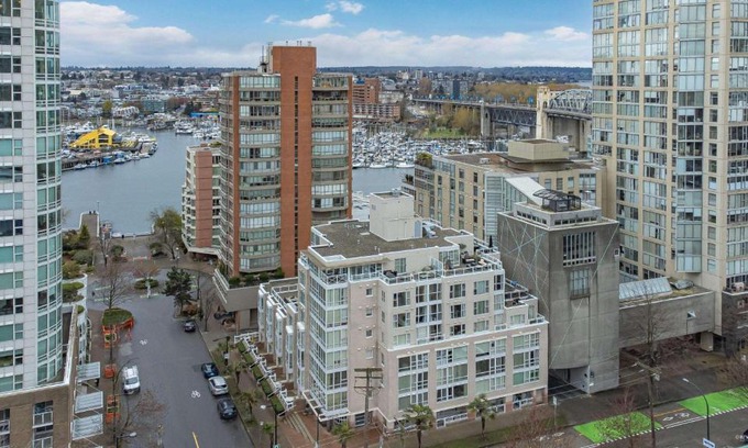 Downtown Vancouver Apartment | 1BD+Den condo, with free parking in Downtown!