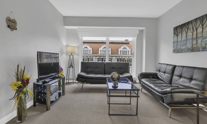 Penn Quarter Apartment | 1BR Fully Furnished Apartment near National Museum by RedAwning