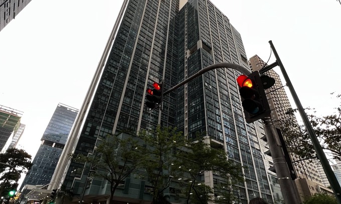 South Cembo Apartment | 1BR Uptown BGC condo across Uptown Mall. near St Lukes Hospital