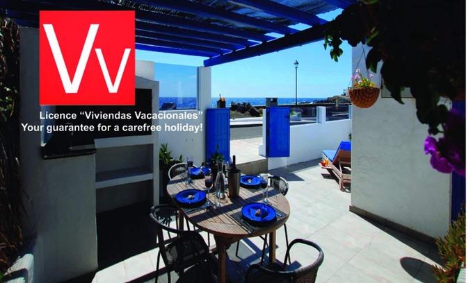 Los Cocoteros House | 1st line typical house with an official touristic licence Viviendas Vacacionales