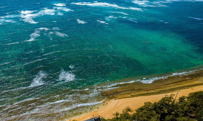 Wailua Condo | 2 Bd 1.5 BA Air-conditioned Steps to paved,oceanfront path. Oceanside, end unit