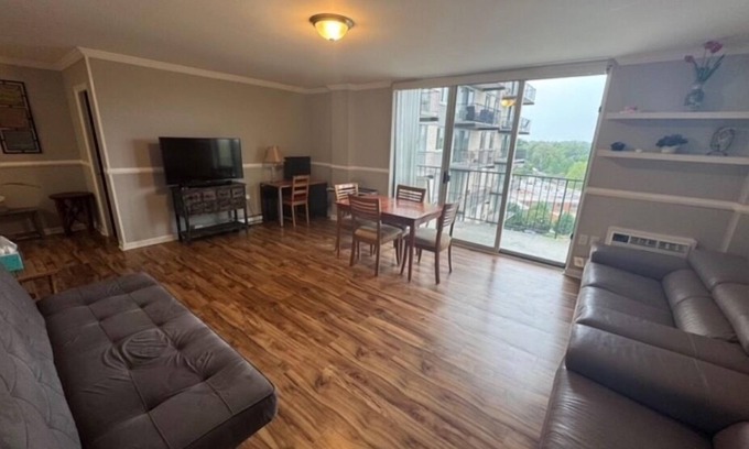 Lake Barcroft Condo | 2-bdr Condo for a Professional Traveller