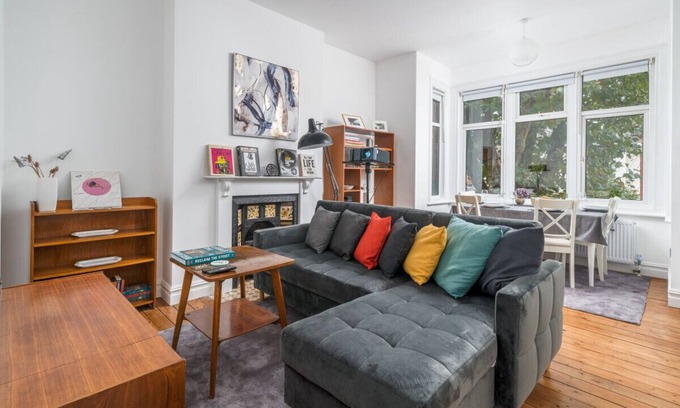 Kilburn Apartment | 2 Bed, 2 Bath WFH flat nr Hampstead/20mins to city