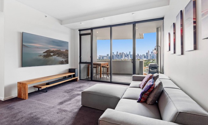 Port Melbourne Apartment | 2-Bed, 500m From The Beach with Pool, Gym & Sauna