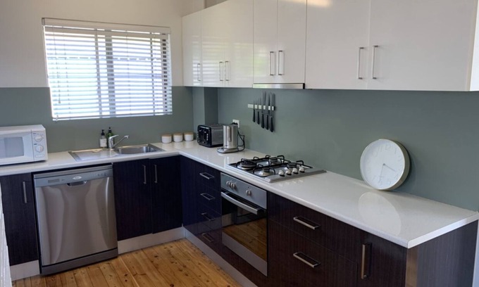 Bar Beach Apartment | 2 Bed Bar Beach apartment, stroll to beach & cafes