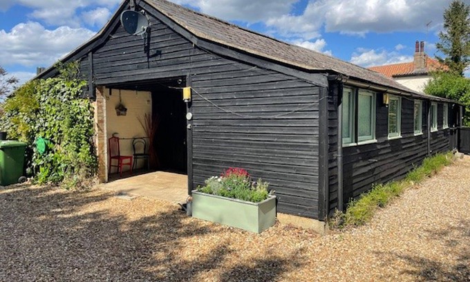 Stow Bardolph House | 2 Bed Barn - Sleeps 4 - Pets - Parking - Wifi