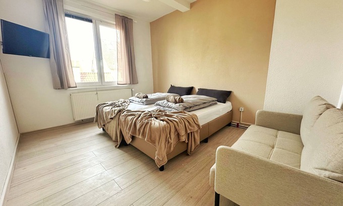 Villingen-Schwenningen Apartment | 2 Bed Flat - Sleeps 4 - Pets - Parking - Wifi
