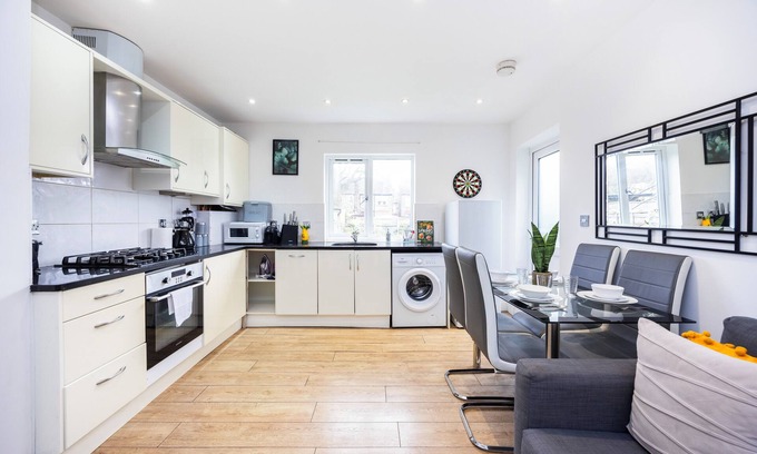 Bensham Manor Apartment | 2 Bed Flat | Thornton Heath | Sleeps 4 | Workers