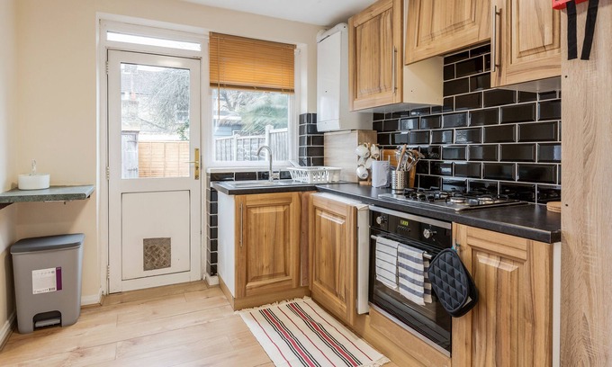 Barking House | 2-bed House - Sleeps 7 & Free Parking